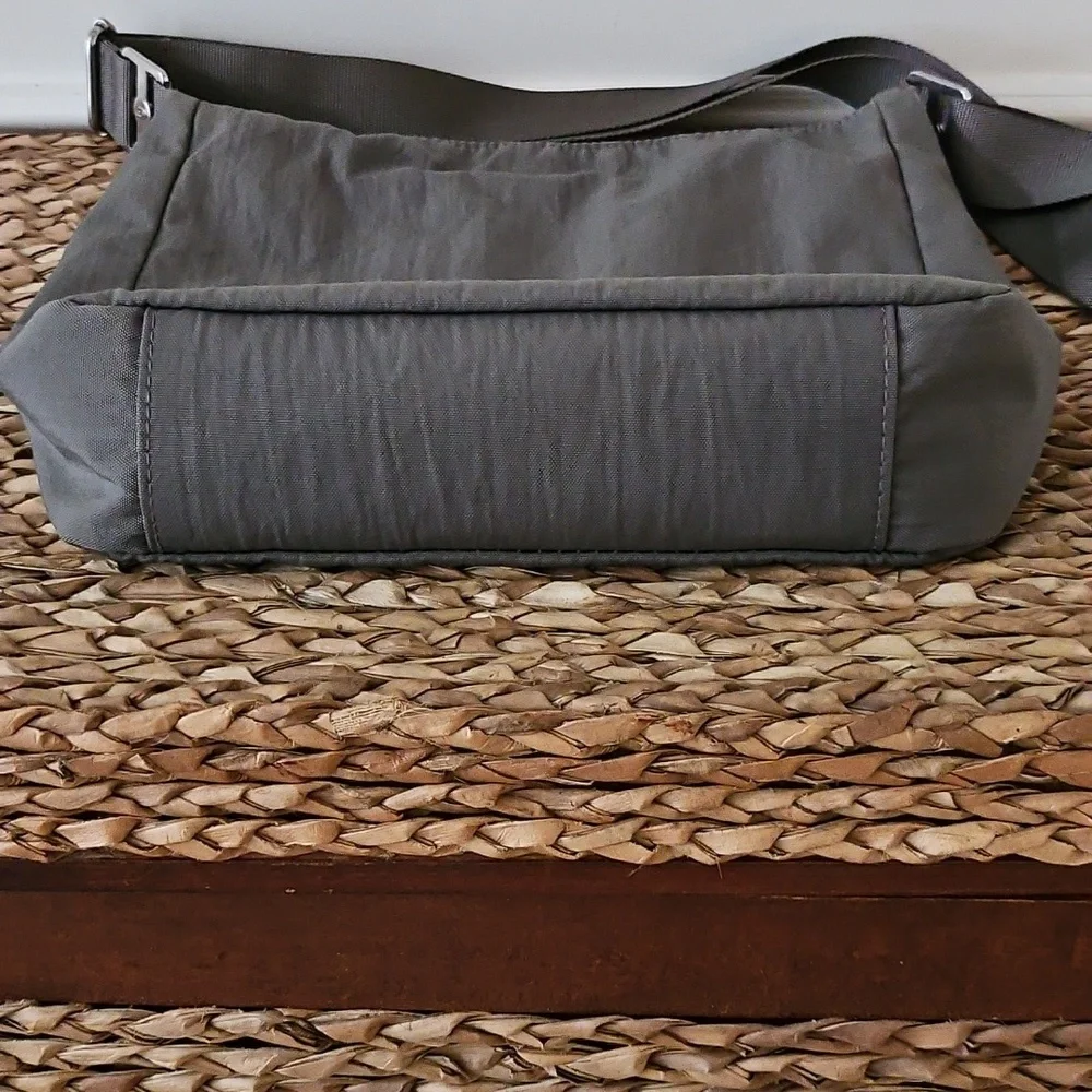 🎉HP🎉 Baggallini Charcoal Crossbody Bag - Picture 4 of 7